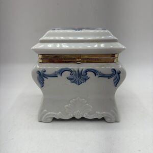 Southern Heirloom Exclusively For Elizabeth Arden Working Trinket Music‎ Box